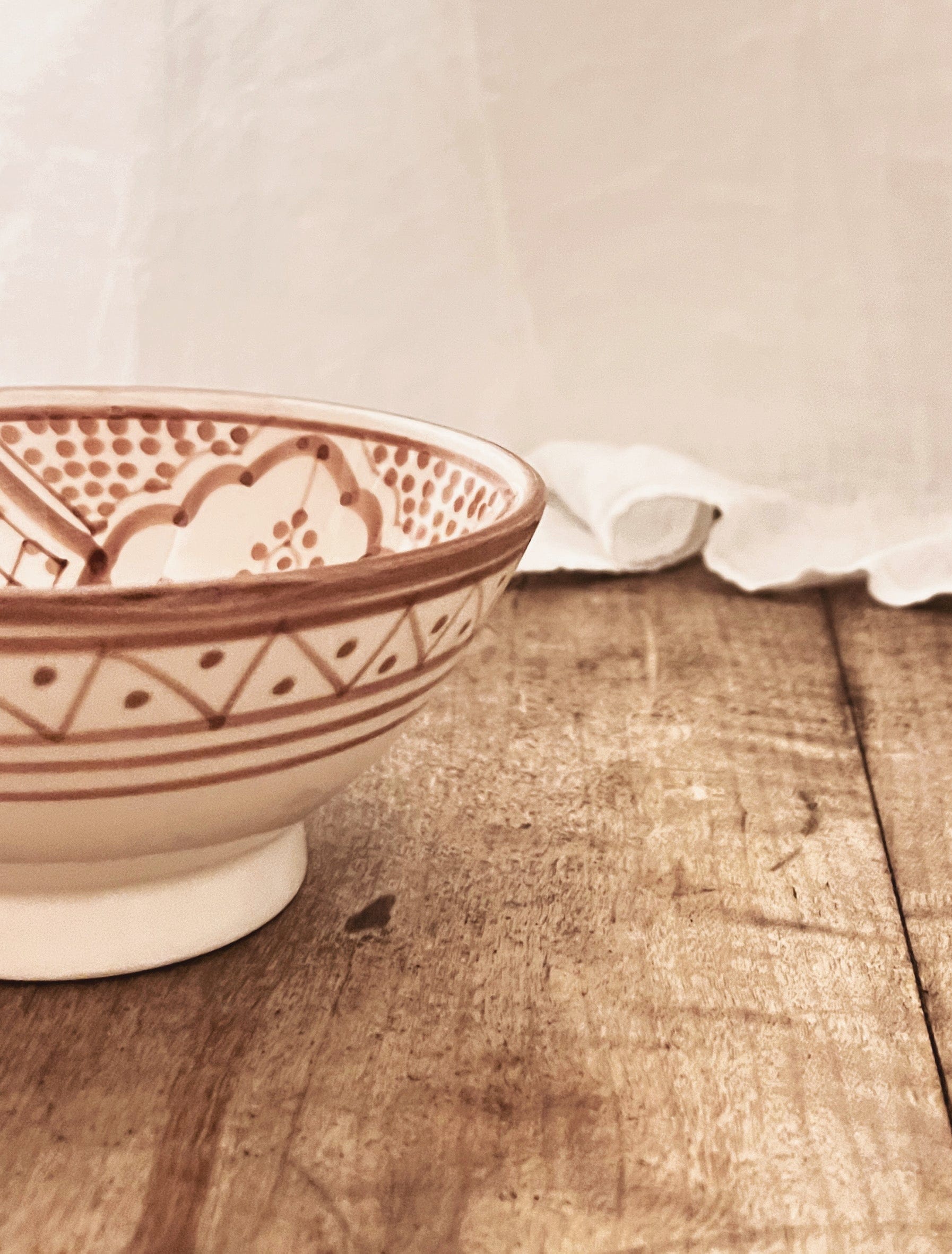 Nydelige detaljer på den vakre håndlagde og håndmalte skålen i keramikk fra Marokko med mønster i mocca. Server herlige måltider med dette unike serviset hjemme og på hytta. Fra Moroccan Home.