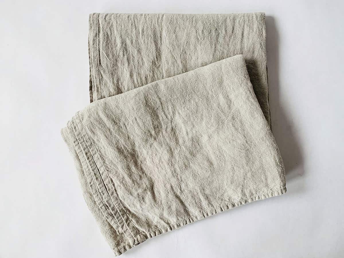 Den klassiske linduken fra Trend Design i fargen kitt kan du bruke året rundt. Dekk på frokostbordet, pynt til selskapet, skap det rustikke bryllupsbordet, mulighetene er mange. Lin er et slitesterkt materiale som bare blir vakrere med tid