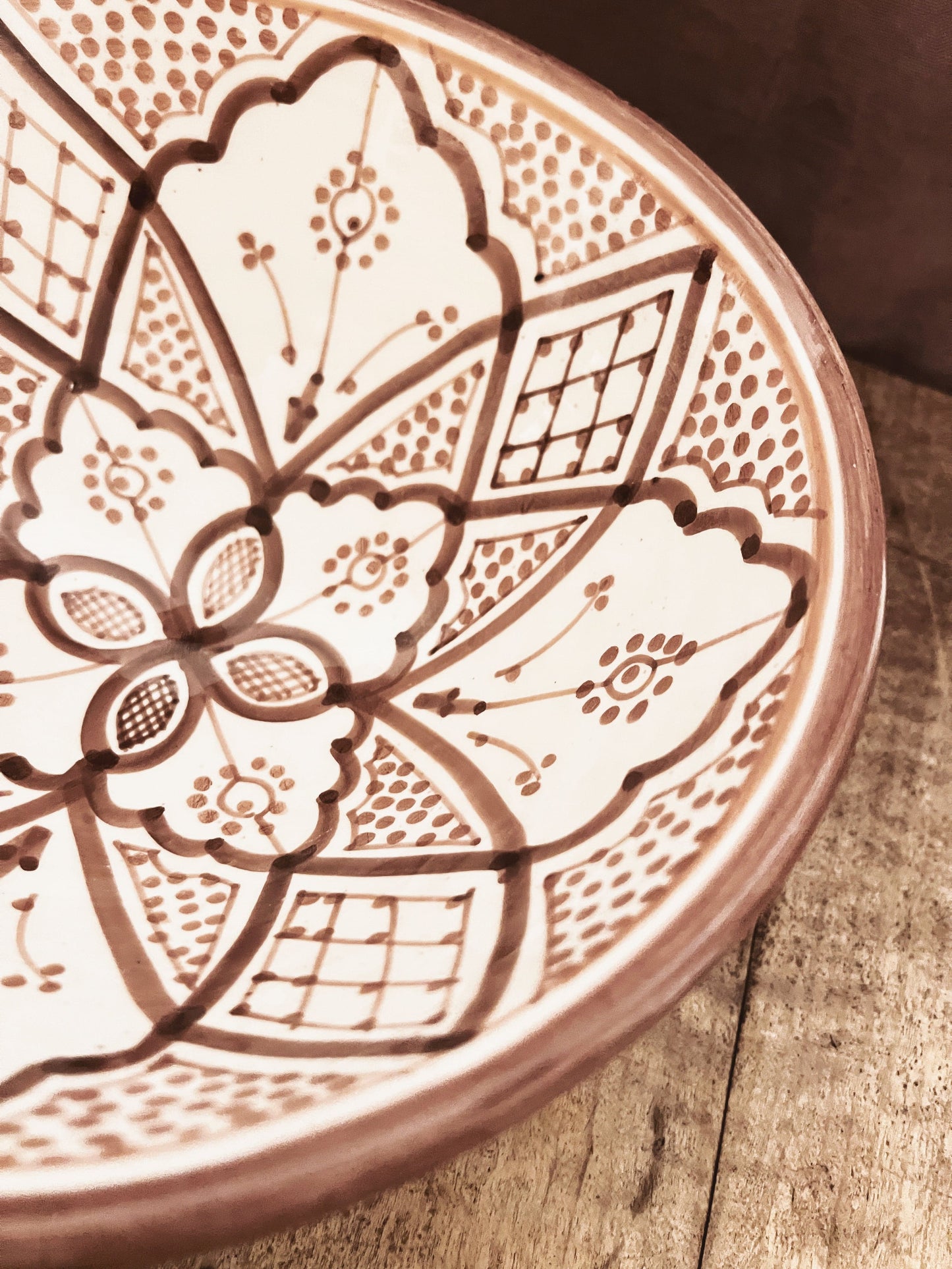 En vakker håndlaget og håndmalt skål i keramikk fra Marokko med mønster i fargen mocca.Server herlige måltider med disse unike skålene både hjemme og på hytta.