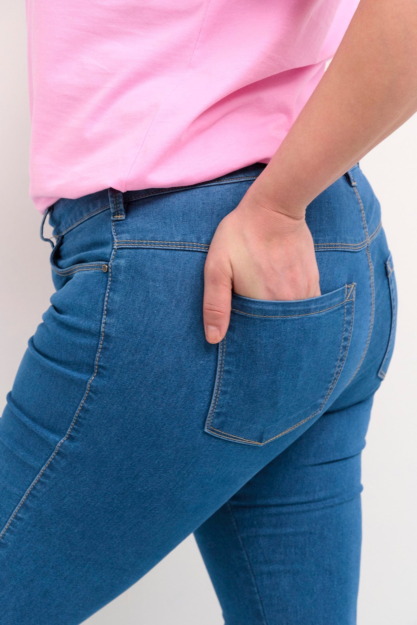 Den perfekte rette jeansen! Å finne olabukser som sitter bra er ikke lett, men nå behøver du ikke lete lenger! Kaffe Curve har funnet en magisk passform med myk og god stretch.