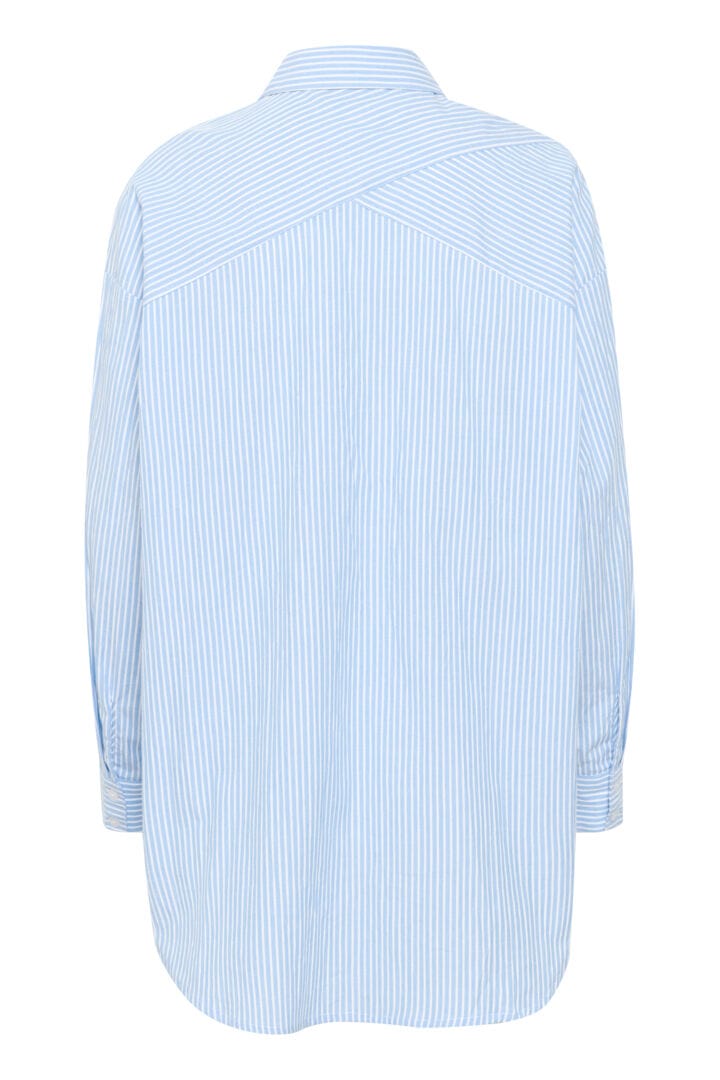 En klassisk blå og hvit stripet skjorte med kule detaljer. Skjorten fra Kaffe har krage og knapper hele veien i front. Skråsydde skuldre og mønster på i ryggen.