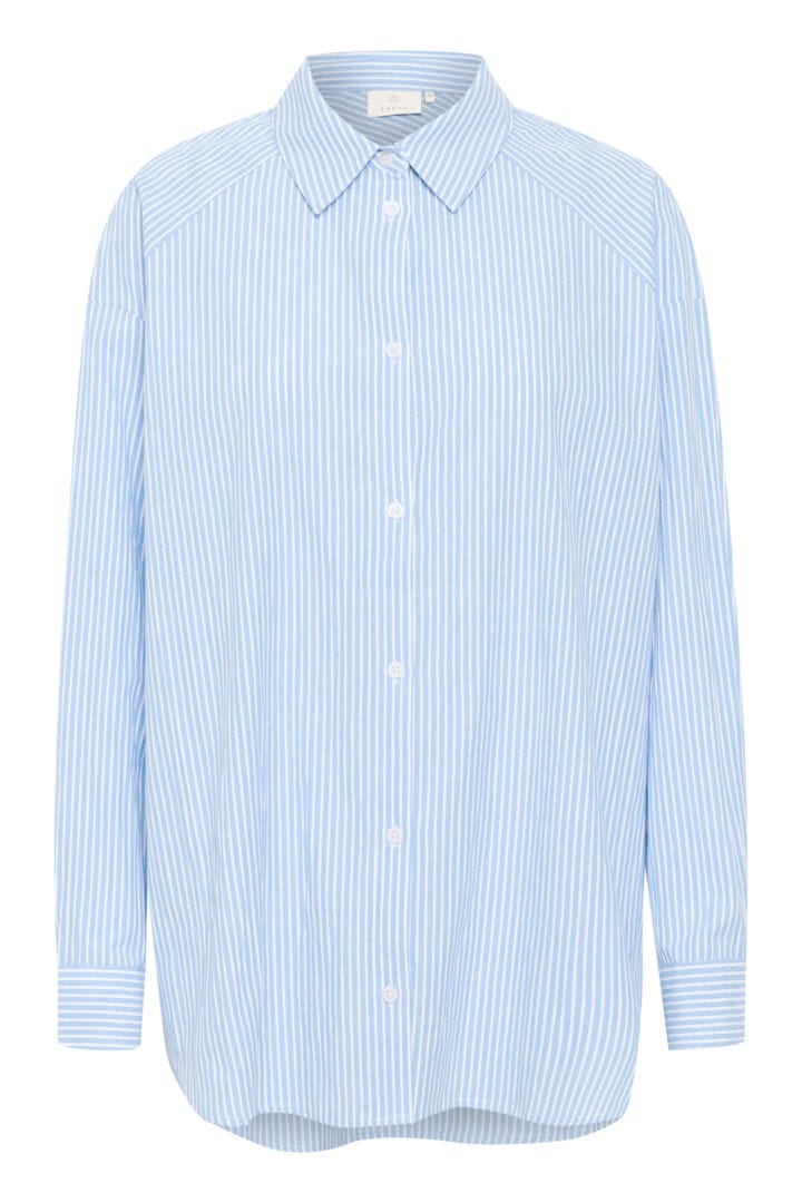 En klassisk blå og hvit stripet skjorte med kule detaljer fra Kaffe. Skjorten har krage og knapper hele veien i front. Skråsydde skuldre og mønster på i ryggen.