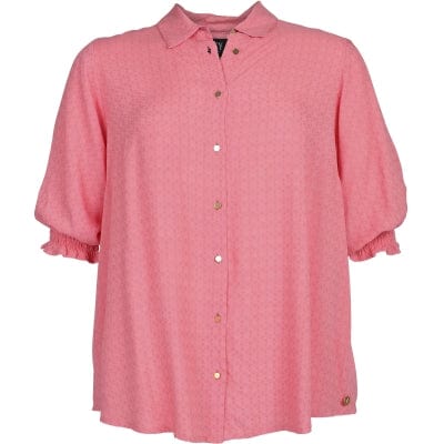 En skjønn rosa bluse med en klassisk krage og gullfargede knapper. Korte ermer med en romantisk strikk. Dette er en løs og ledig bluse som er riktig fin til jeans, fra Zoey.
