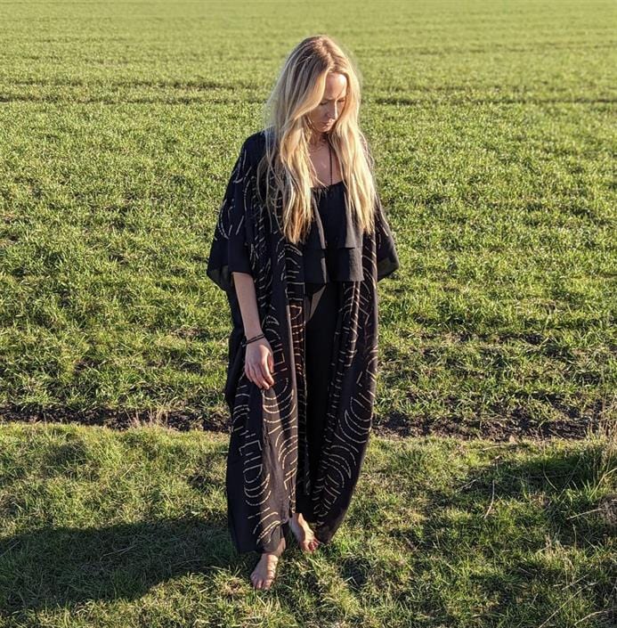 En myk kaftan i sort med mønster.Den er romslig med snøring over bysten.Kaftanen er fin over topper og jeans samt til yoga.Få den herlige bohemske følelsen.