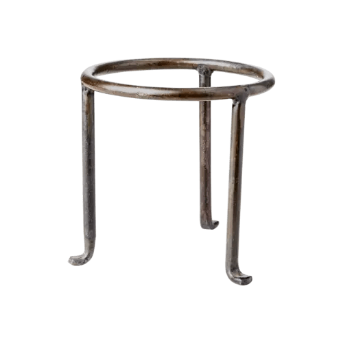 Rustikt krukke stativ i jern som får en overflate av rust og smelter vakkert inn i hagen. Bland høyder for spennende stilleben med dine favoritt krukker og blomster. H15xD15cm.