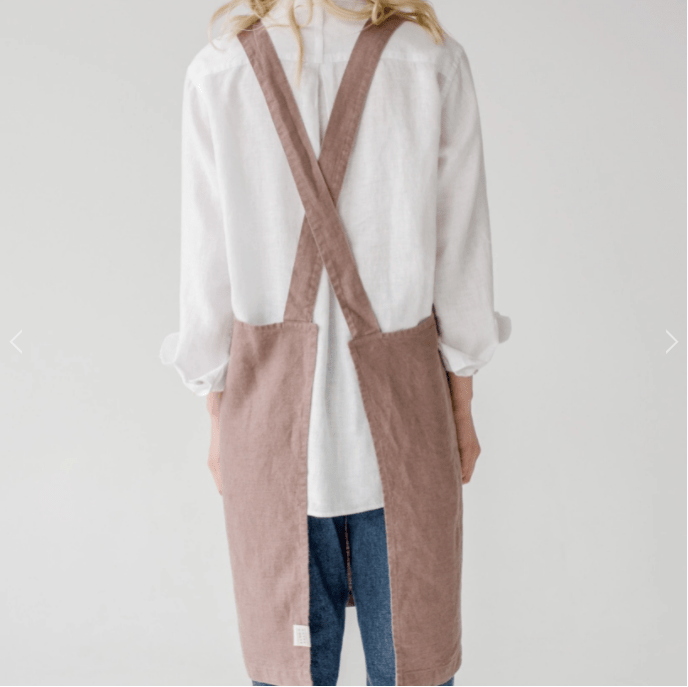 Baksiden av forkle uten snøring i 100% lin som det bare er å tre på. Jeg bruker det like mye i hagen som på kjøkkenet. Lin er et holdbart materiale som kommer følge deg i mange år.