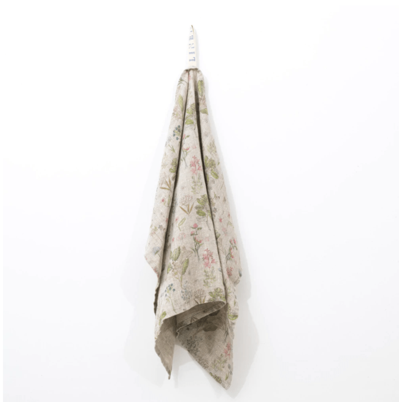 Et vakkert håndlaget kjøkkenhåndkle i 100% lin fra Linen Tales. Tørker fort og er supert i kjøkkenet. Fine som bordbrikker. Lin er et holdbart materiale som er laget for å brukes med mønsteret Botany.