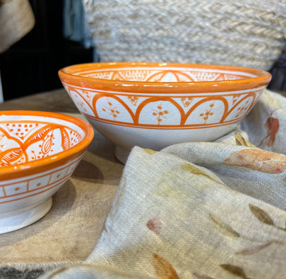 Vakker håndmalt keramikk i guloransje. Skålene er håndmalte i Marokko, det skiller seg litt i mønster, alle er unike. Like flotte som serveringsskåler eller til smykkene dine.