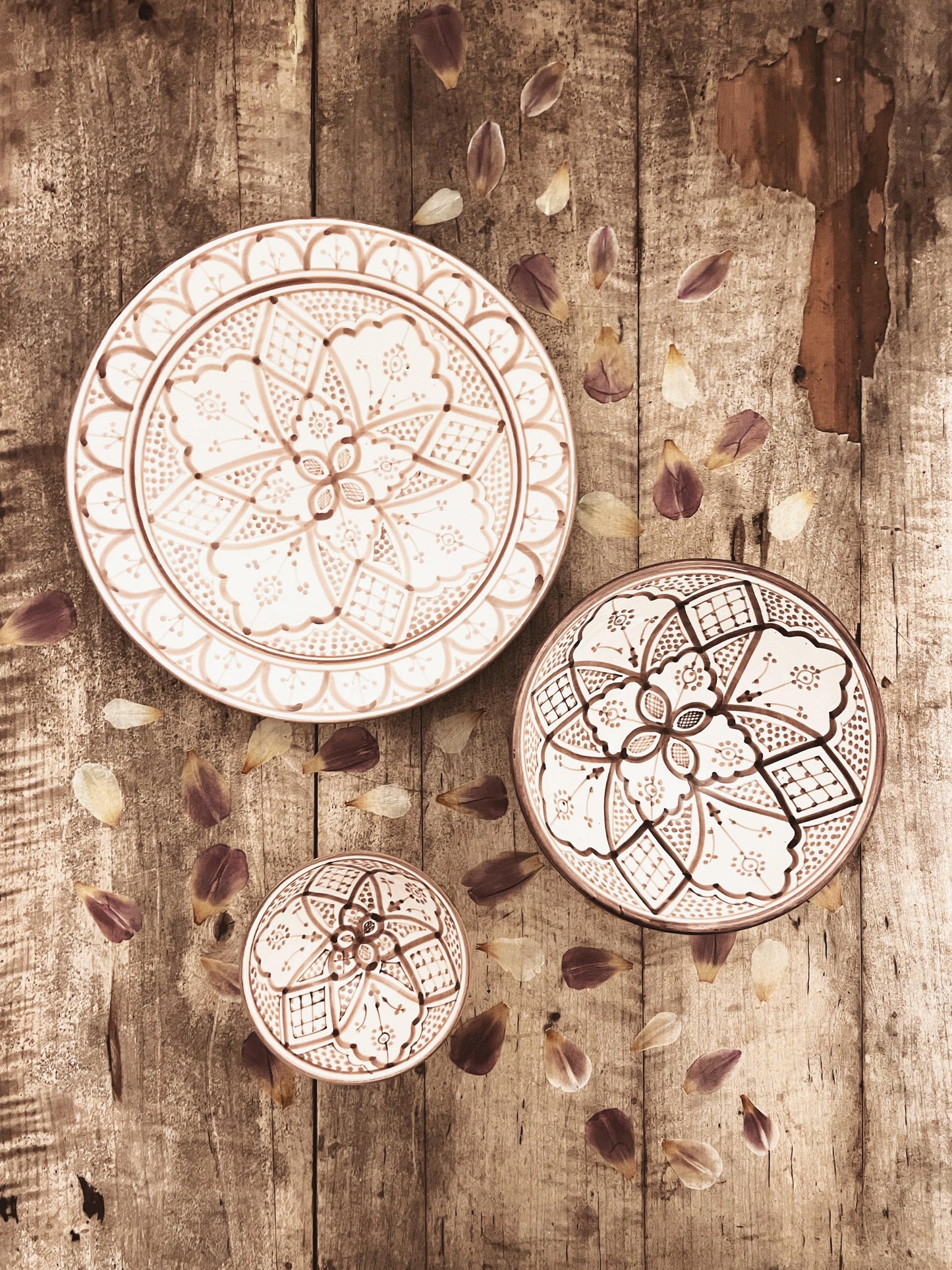Håndlagde og håndmalte fat og skåler fra Marokko med nydelige detaljer i fargen mocca. Alle fat og skåler er unike, nydelige å dekke bordet med både hjemme og på hytta.