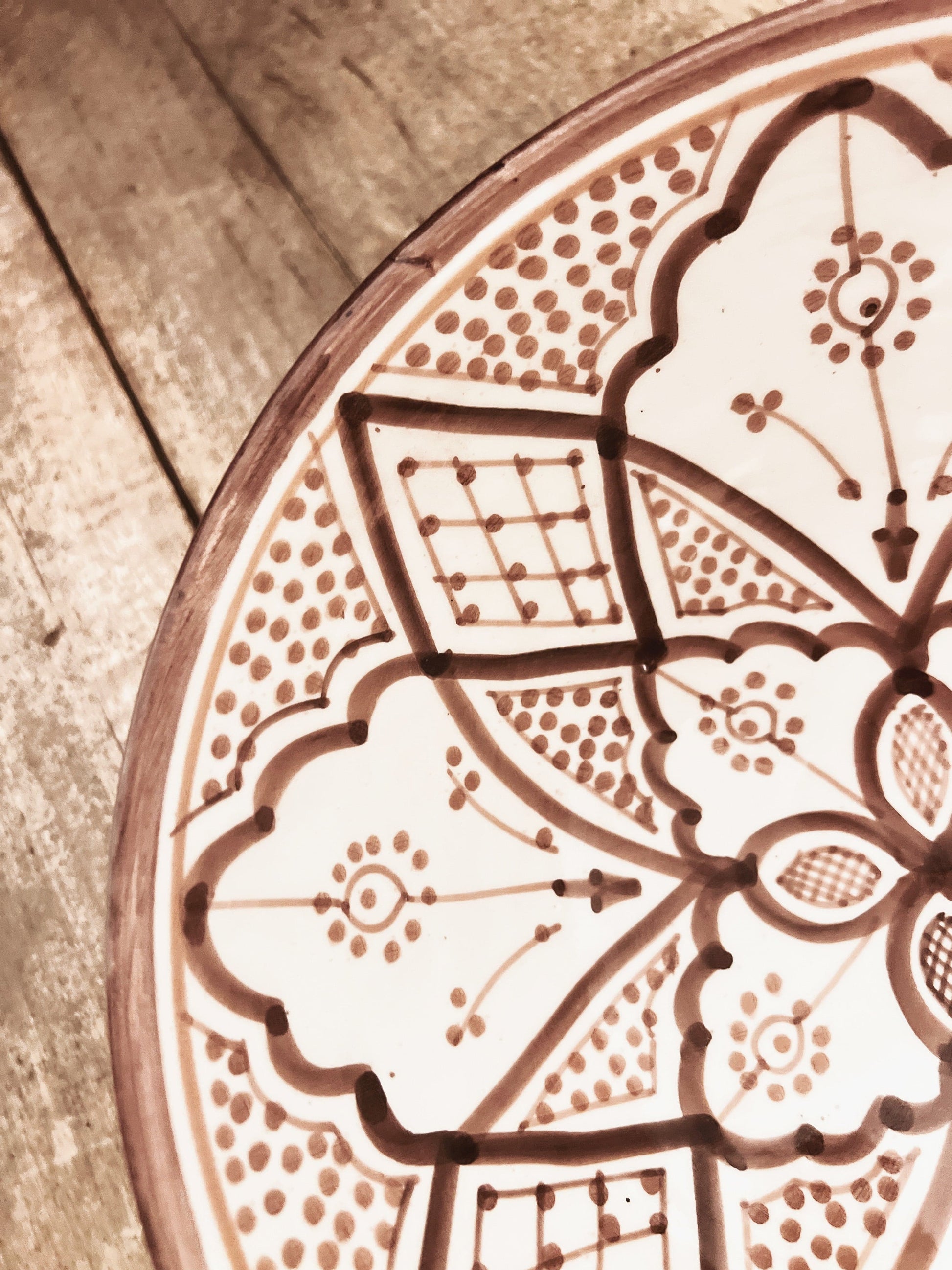 Vakre detaljer på den håndlagde og håndmalte keramikken fra Marokko! Et lekkert servise både hjemme og på hytta.
