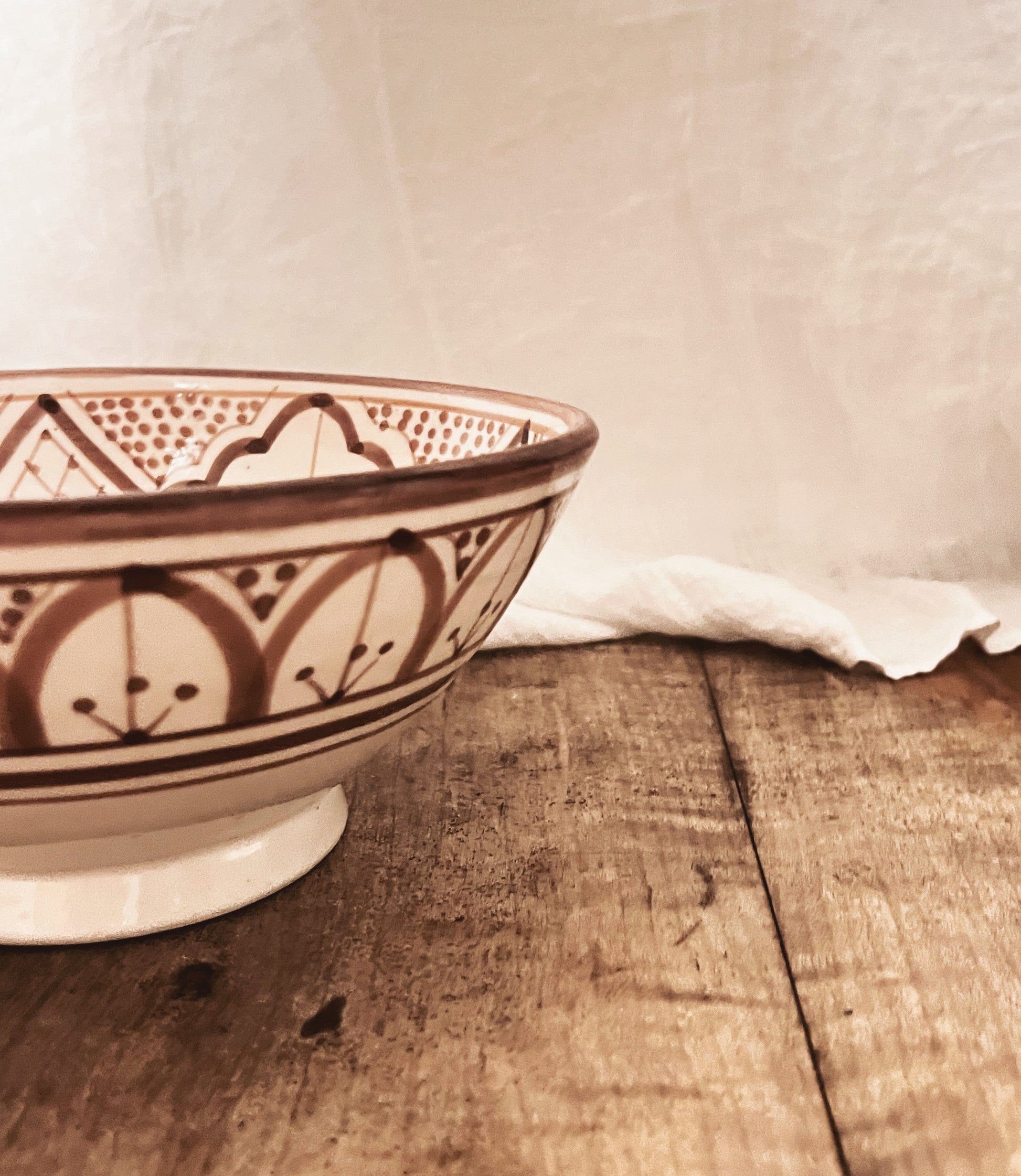 Vakre detaljer i keramikken fra Marokko som er hånddreid og håndmalt. Dekk bordet med dette unike serviset fra Moroccan Home. både hjemme og på hytta.