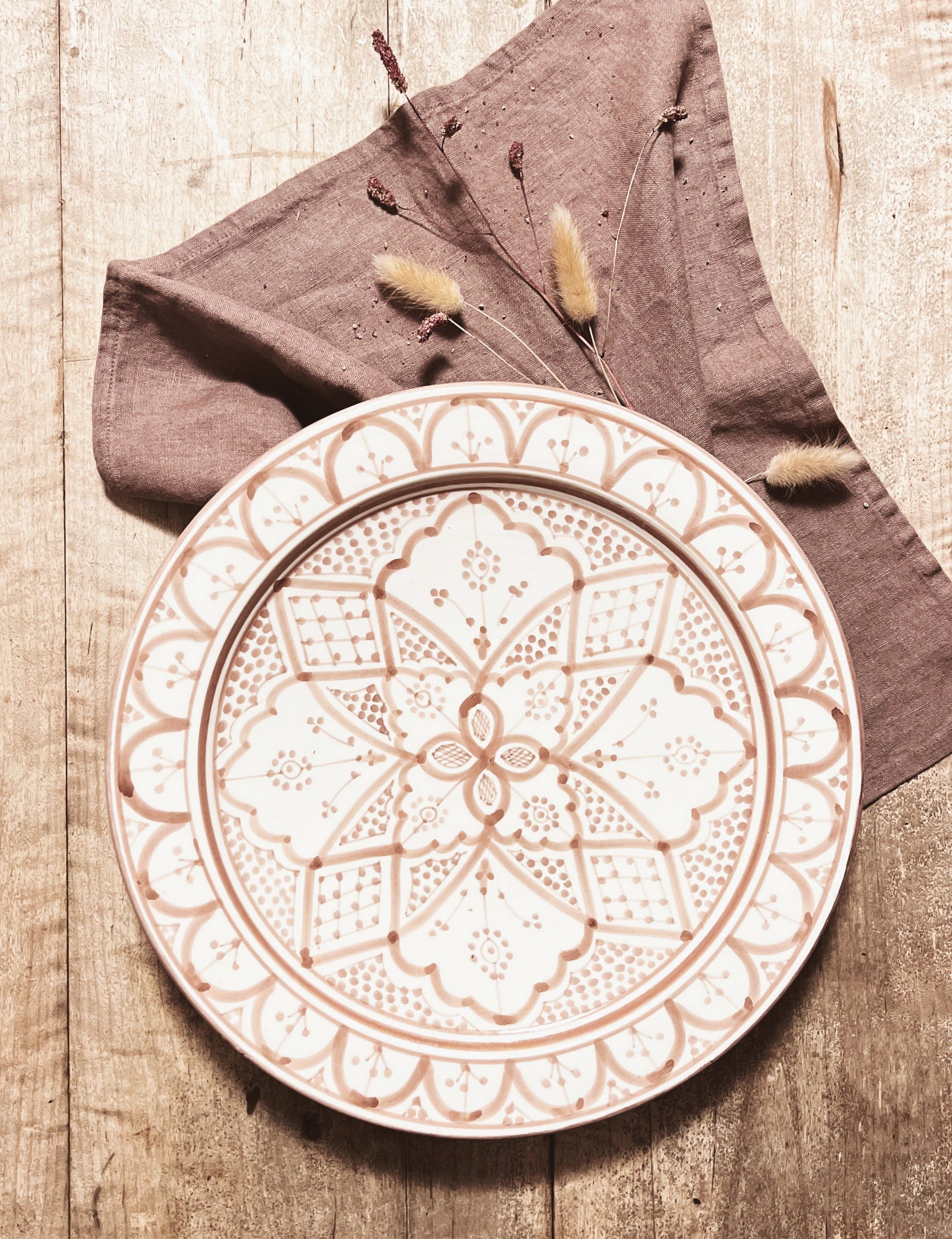 Et vakkert håndlaget og håndmalt fat i keramikk fra Marokko med mønster i fargen mocca.Server herlige måltider med dette unike fatet både hjemme og på hytta.Perfekt til salaten.