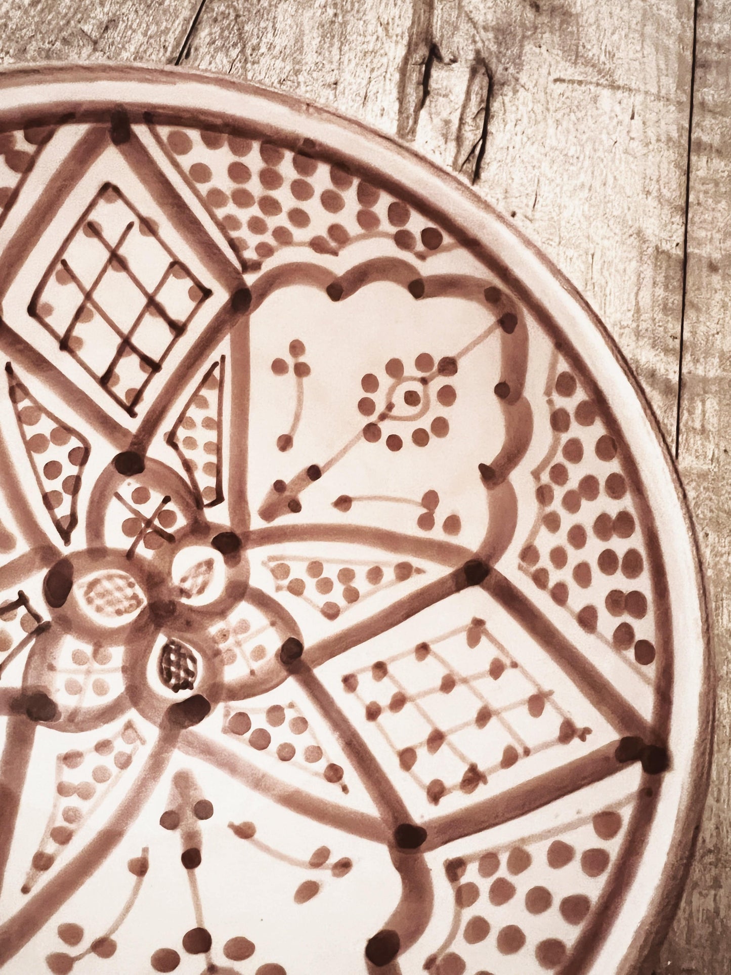 En vakker håndlaget og håndmalt skål i keramikk fra Marokko med mønster i fargen mocca.Server dine favorittretter og overrask dine gjester med dette unike serviset fra Moroccan Home.