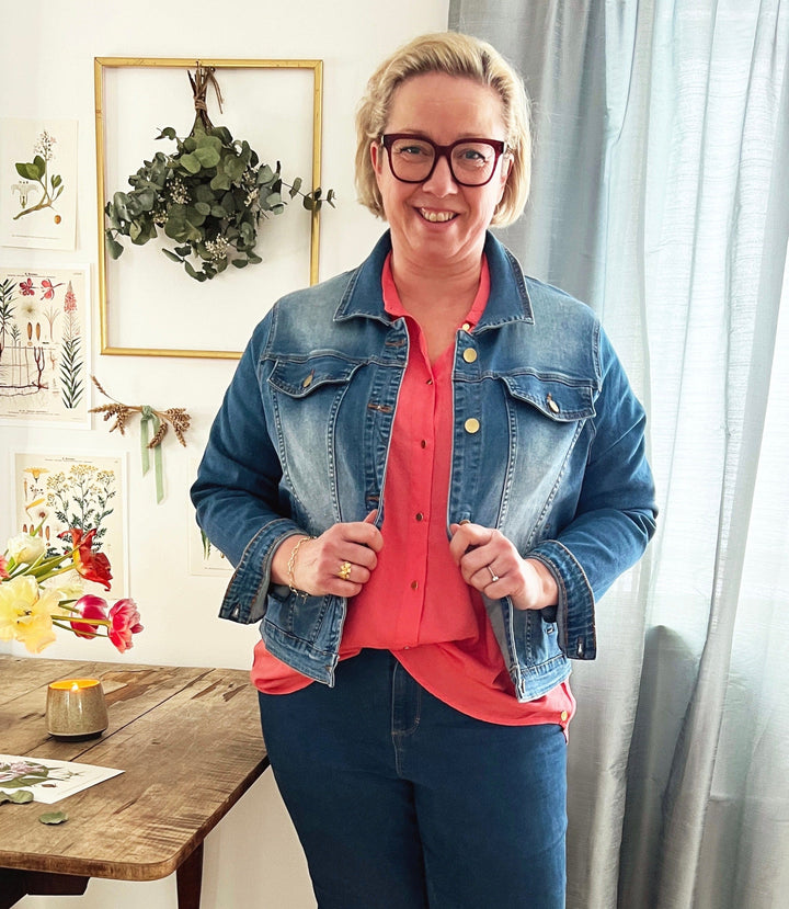 En skjønn rosa bluse med en klassisk krage og gullfargede knapper fra Zoey. Korte ermer med en romantisk strikk. Dette er en løs og ledig bluse som er riktig fin til jeans.