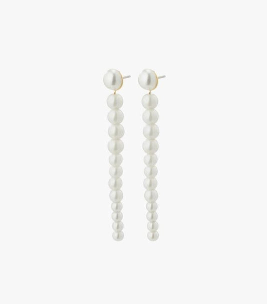 Lange hvite perleøredobber fra Pilgrim med et klassisk design.  Øredobbene gir en elegant følelse som kan styles både til festantrekk og til hverdagslige anledninger.