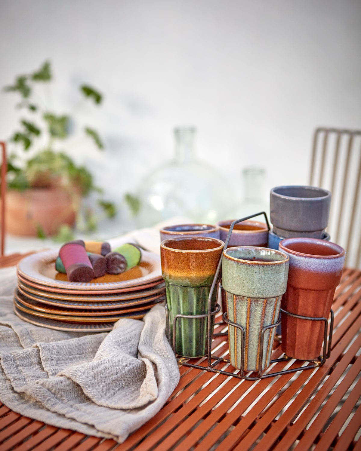 Lekre glaserte krus i keramikk fra Affari of Sweden. Costa serien kommer i en variert fargetone og mønster. Dette pga den naturlige reaksjonen ved glasurbrenningen, hvert produkt er unikt. 