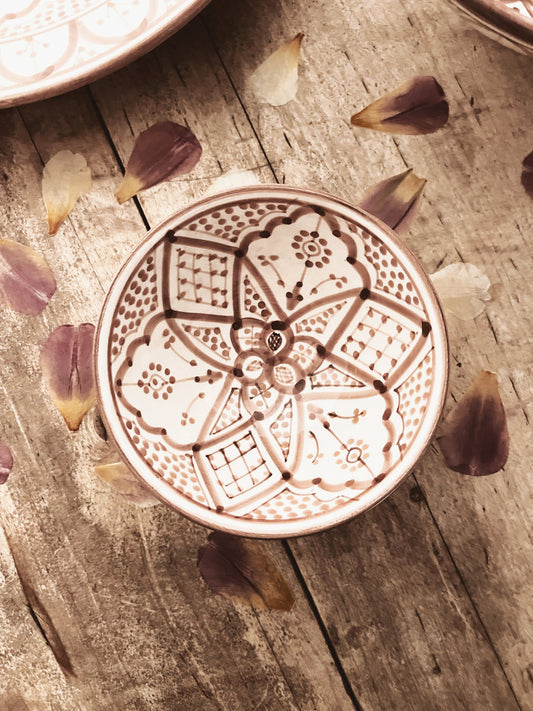 En vakker håndlaget og håndmalt skål i keramikk fra Marokko med mønster i mocca.Server herlige måltider med disse unike skålene både hjemme og på hytta.Et flott servise. Fra Moroccan home.