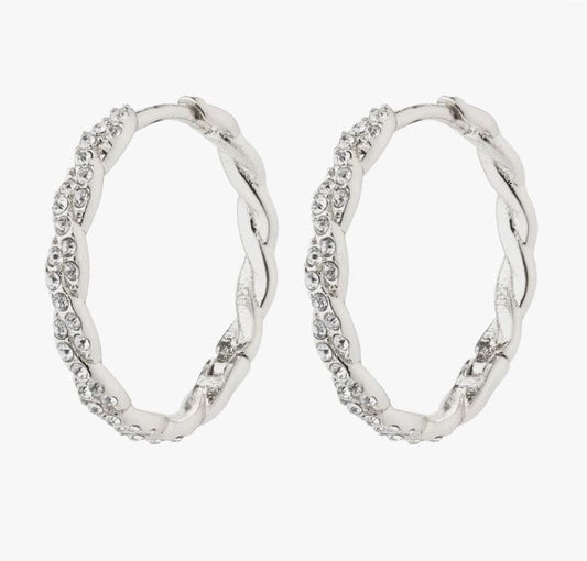 Vakre klassiske sølvbelagte øreringer fra Pilgrim med et vridd design som er dekorert med Preciosa-krystaller. Style de med festkjolen eller fresh opp et enkelt antrekk med jeans og en skjorte.