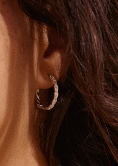 Vakre klassiske sølvbelagte øreringer med et vridd design som er dekorert med Preciosa-krystaller. Fra Pilgrim sin EZO serie. Style de med festkjolen eller fresh opp et enkelt antrekk med jeans og en skjorte.