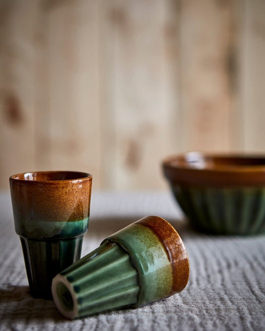 Lekker glasert grønn og brun espresso kopp i keramikk. Costa serien kommer i en variert fargetone og mønster. Dette pga den naturlige reaksjonen ved glasurbrenningen, hvert produkt er unikt. Fra Affari.