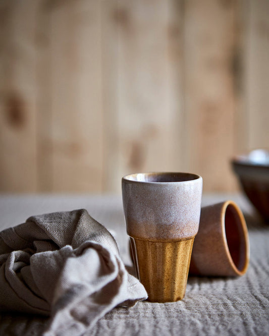 Sennepsgul lekker glasert espresso kopp fra Affari i keramikk. Costa serien kommer i en variert fargetone og mønster. Dette pga den naturlige reaksjonen ved glasurbrenningen, hvert produkt er unikt. 
