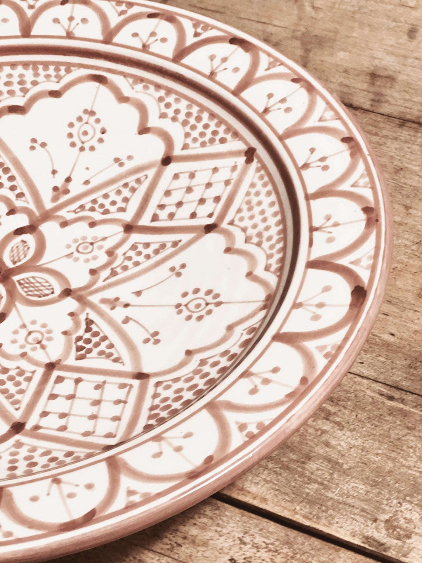 Nydelige detaljer på det vakre håndlagde og håndmalte fatet i keramikk fra Marokko med mønster i mocca.Server herlige måltider med dette unike fatet både hjemme og på hytta.Perfekt til salaten.