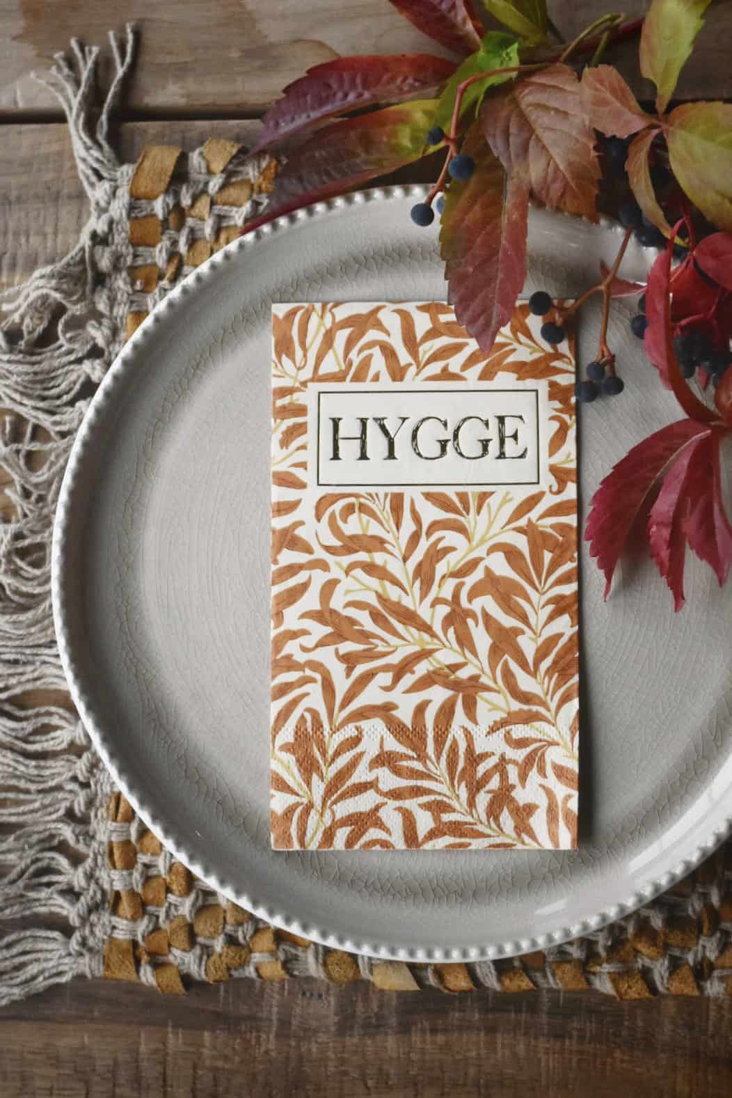 Ordet Hygge er helt enkelt Å ha det hyggelig. Server middagen både til fest og i hverdagen med servietten "Hygge". Ferdig brettet i en perfekt størrelse. Laget av bambus. Fra Trend Design.