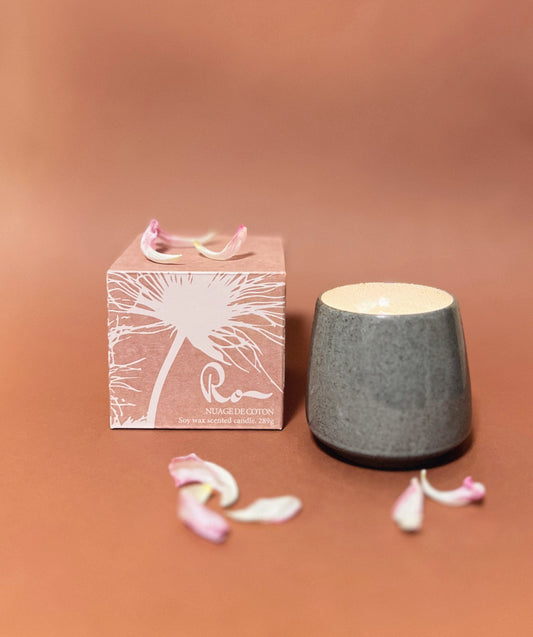 Oppdag Ro Nuage de Coton, et duftlys fra Affari som fyller hjemmet ditt med en herlig duft og stemning. Tappet i en keramikk krukke som kan gjenbrukes. Kommer med gaveeske.