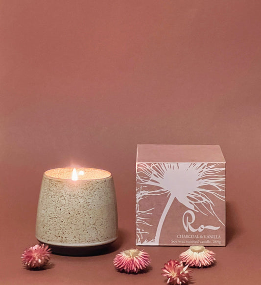Oppdag Ro Charcoal & Vanilla, et duftlys fra Affari som fyller hjemmet ditt med en herlig duft og stemning. Duftlyset er tappet i en keramikk krukke som kan gjenbrukes.
