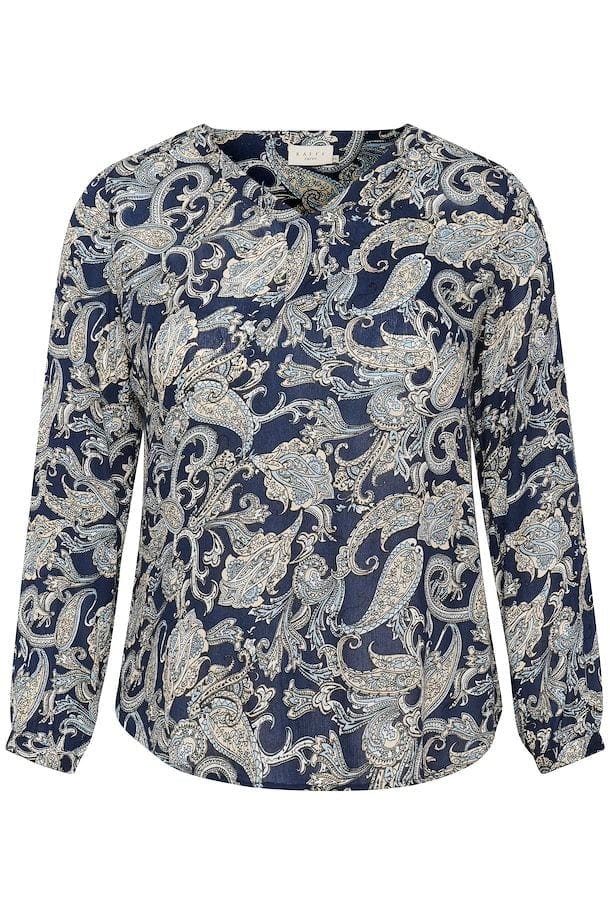 En nydelig paisley mønstret bluse i lekre blåfarger med v-hals og knapper i ermene, fra Kaffe Curve.Bruk den til både Ida jeans for en avslappet stil og Sakira bukse når du vil pynte deg.