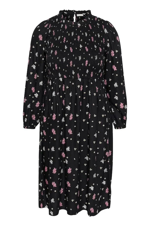 Fra Kaffe Curve, en halvlang sort kjole med rosa blomstemønster. Kjolen har en myk strikk i front som gir en riktig fin innsvingt passform! En flott kjole til både jobb og og festen.