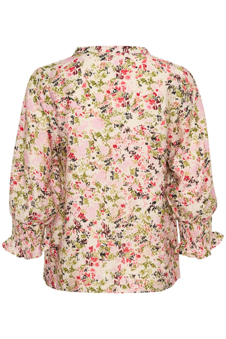 En nydelig bluse med blomster print på off-white bunn som passer like godt på jobb som til festen.Blusen har v-hals, 3/4 lange ermer med strikk og blonder, en fin detalj, KAjohanna fra Kaffe.