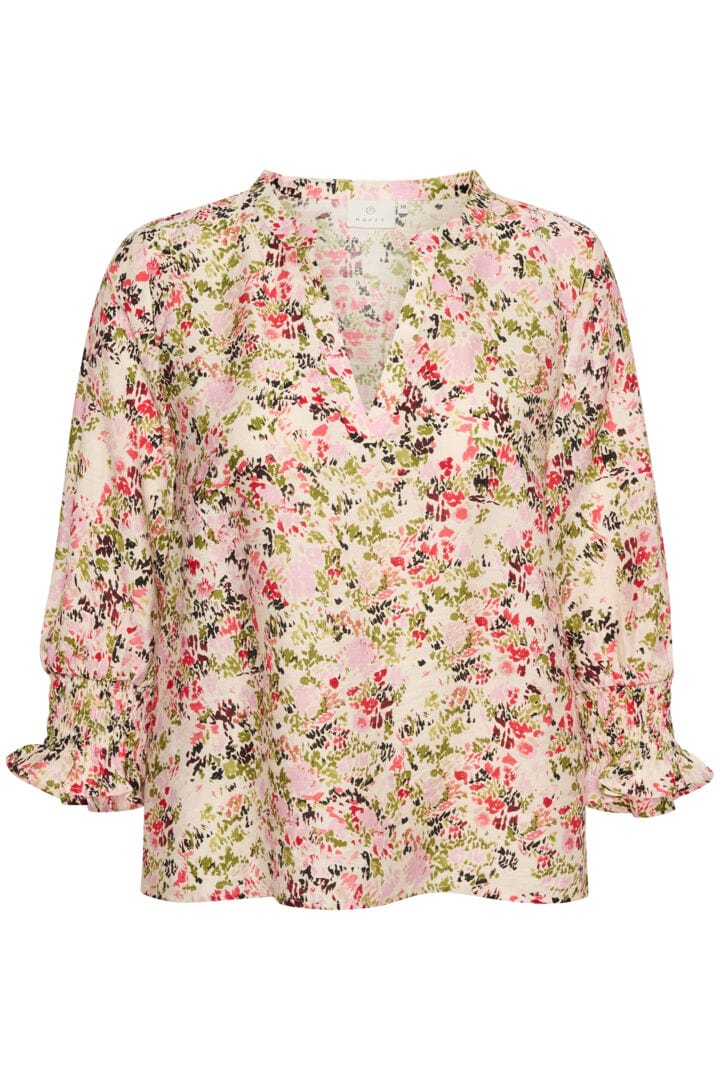 En nydelig bluse med blomster print på off-white bunn som passer like godt på jobb som til festen.Blusen har v-hals, 3/4 lange ermer med strikk og blonder, en fin detalj. KAjohanna Fra Kaffe.