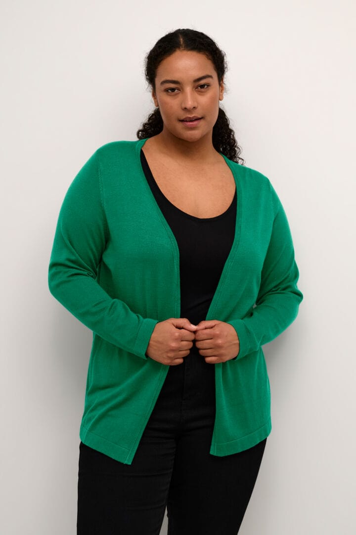 En riktig myk og god tynnstrikket grønn farget cardigan i en rett modell. Uten knapper som er perfekt å ha over skjorter, bluser, kjoler og t-shirts. Fra Kaffe Curve.