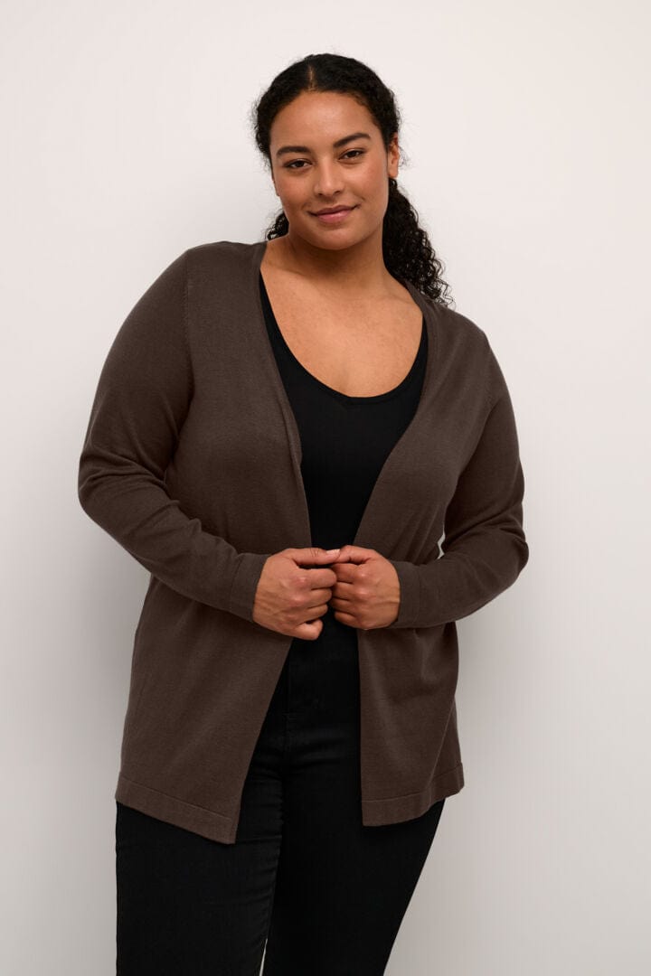 En riktig myk og god tynnstrikket brun cardigan i en rett modell. Uten knapper som er perfekt å ha over skjorter, bluser, kjoler og t-shirts. Fra Kaffe Curve.