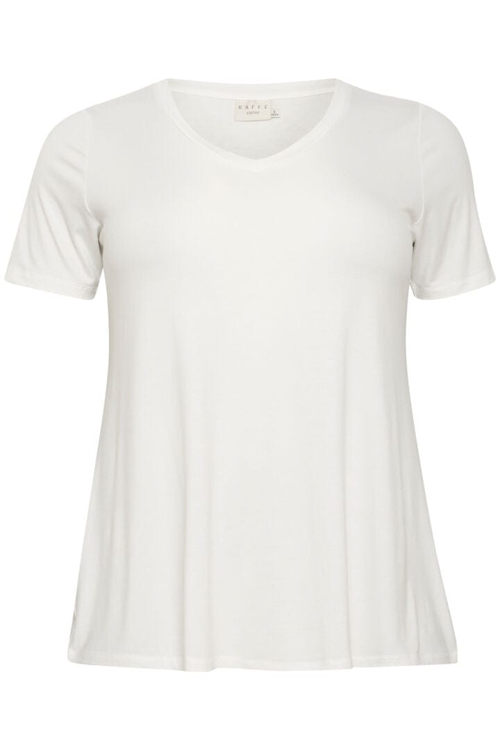 En myk og god hvit T-shirt med ledig A-formet passform. V-hals og korte ermer. Baseplaggene til Kaffe Curve er supre i hverdagen. Like god å bruke under olajakka eller alene en varm dag.