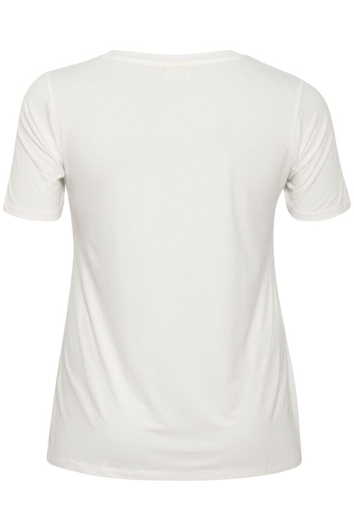 En myk og god hvit T-shirt med ledig A-formet passform. V-hals og korte ermer. Baseplaggene til Kaffe Curve er supre i hverdagen. Like god å bruke under olajakka eller alene en varm dag.