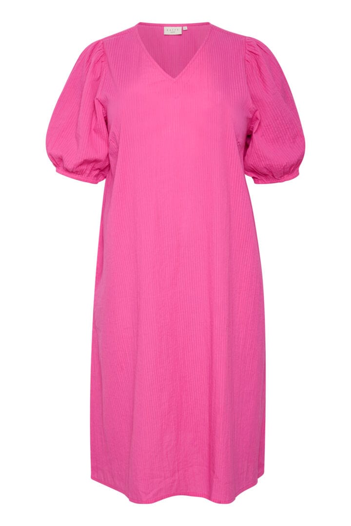 En herlig lang kjole i rosa som er lett og ledig i fasongen og perfekt for sommeren! Kreppstoffet i bomull gjør kjolen fra Kaffe Curve luftig. V-hals, korte ermer med strikk og praktiske lommer. 