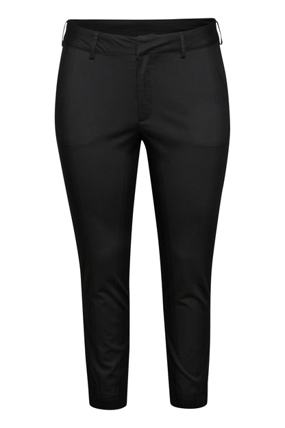 En elastisk chino bukse med flott passform du kommer bli glad i! Denne må du ha i ha garderoben! Buksen har ankellengde for en fresh look med liten splitt nederst i bena, fra Kaffe Curve.