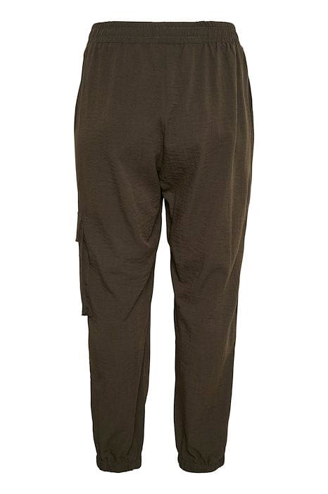 En kul bukse i en løs og ledig passform fra Kaffe Curve i grønn med lomme på siden. Buksen har strikk i livet og i bena som gir deilig komfort. Lomme på låret med en glidelås som en kul detalj.