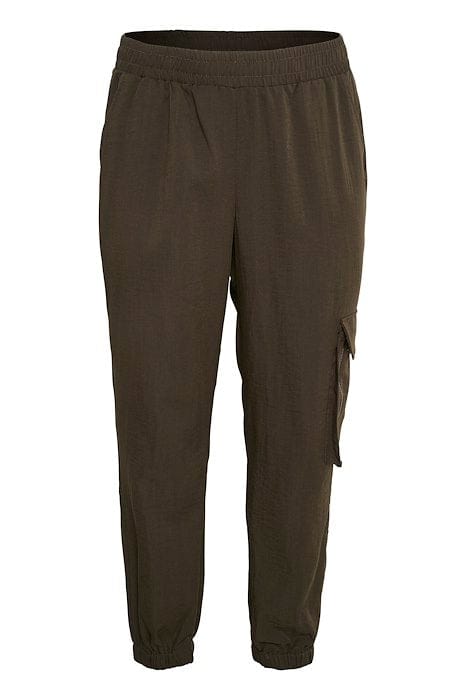 En kul bukse fra Kaffe Curve i grønn i en løs og ledig passform med lomme på siden. Buksen har strikk i livet og i bena som gir deilig komfort. Lomme på låret med en glidelås som en kul detalj.