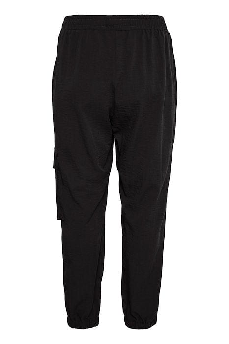 En kul bukse i en løs og ledig passform fra Kaffe Curve i sort med lomme på siden. Buksen har strikk i livet og i bena som gir deilig komfort. Lomme på låret med en glidelås som en kul detalj.