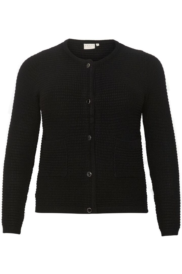 En herlig myk cardigan i sort med vaffelmønster som rekker til hoften. Innsvingt modell med fine knapper og lommer, fra Kaffe Curve. Superfin over over t-shirts, skjorter, bluser og kjoler.