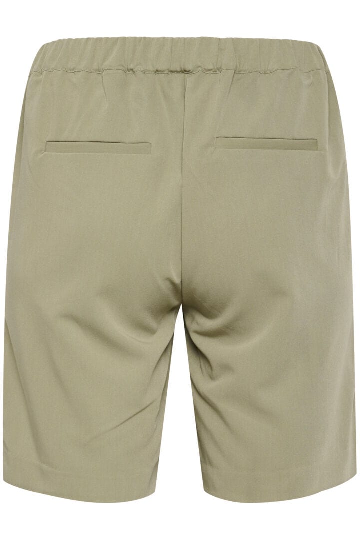 Endelig er KCSakira shortsen her! Dette er en perfekt city shorts som er litt mer dresset. Shortsen går til knærne, har strikk bak for beste comfort og lommer bak og i sidene. I fargen vetiver fra Kaffe Curve.