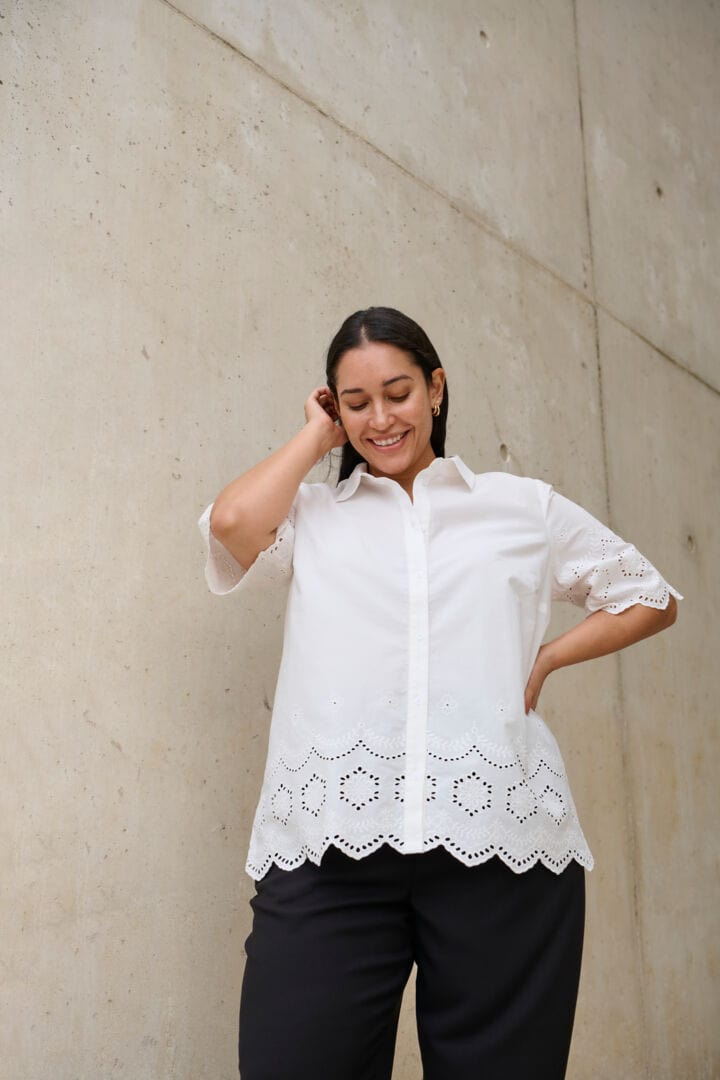 En nydelig bluse i fargen chalk. Klassisk skjortekrage med knapper hele veien. Vakkert engelsk blonde mønster både på ermer og nedre del. Superfin til jeans og dressbuksa, fra Kaffe Curve.