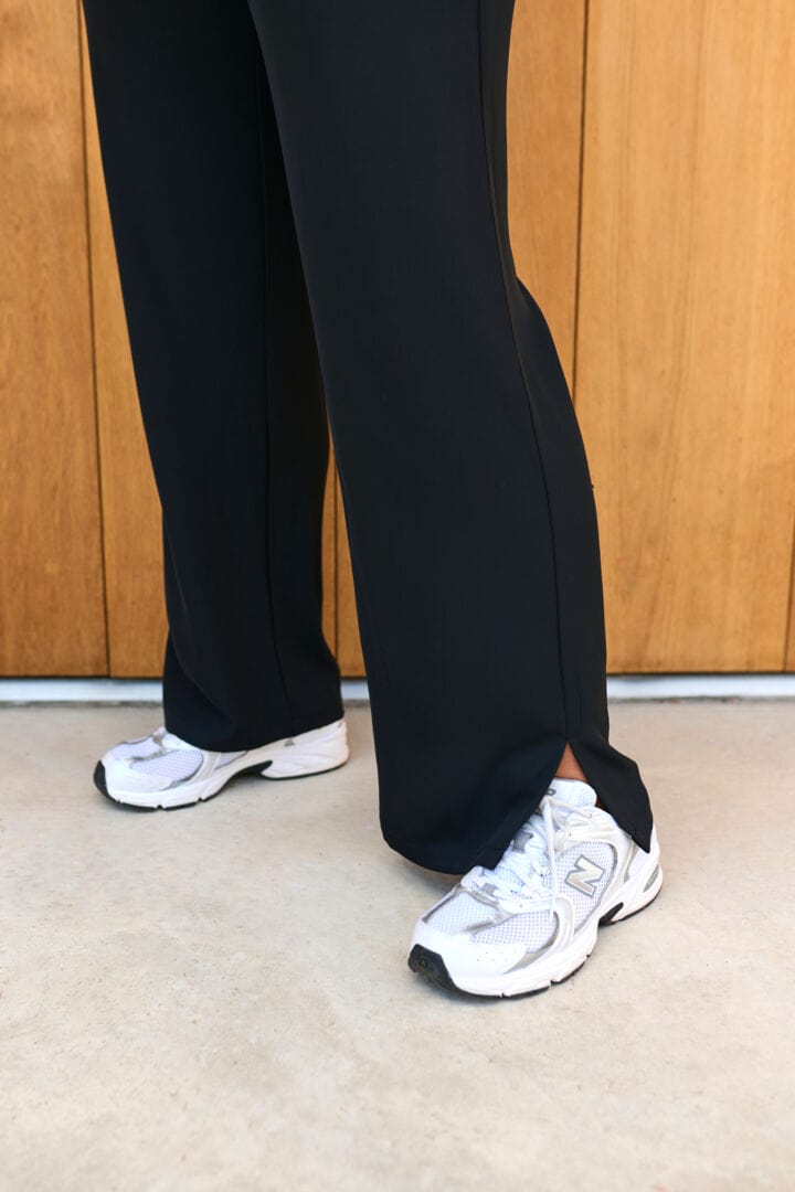 KCsigne er en kul bukse som er løs og ledig i passformen med lommer fra Kaffe Curve. Buksen har strikk i livet og splitter nederst på bena som gir en avslappet stil.  Dette er hverdagsbuksen som følger deg i tykt og tynt! 