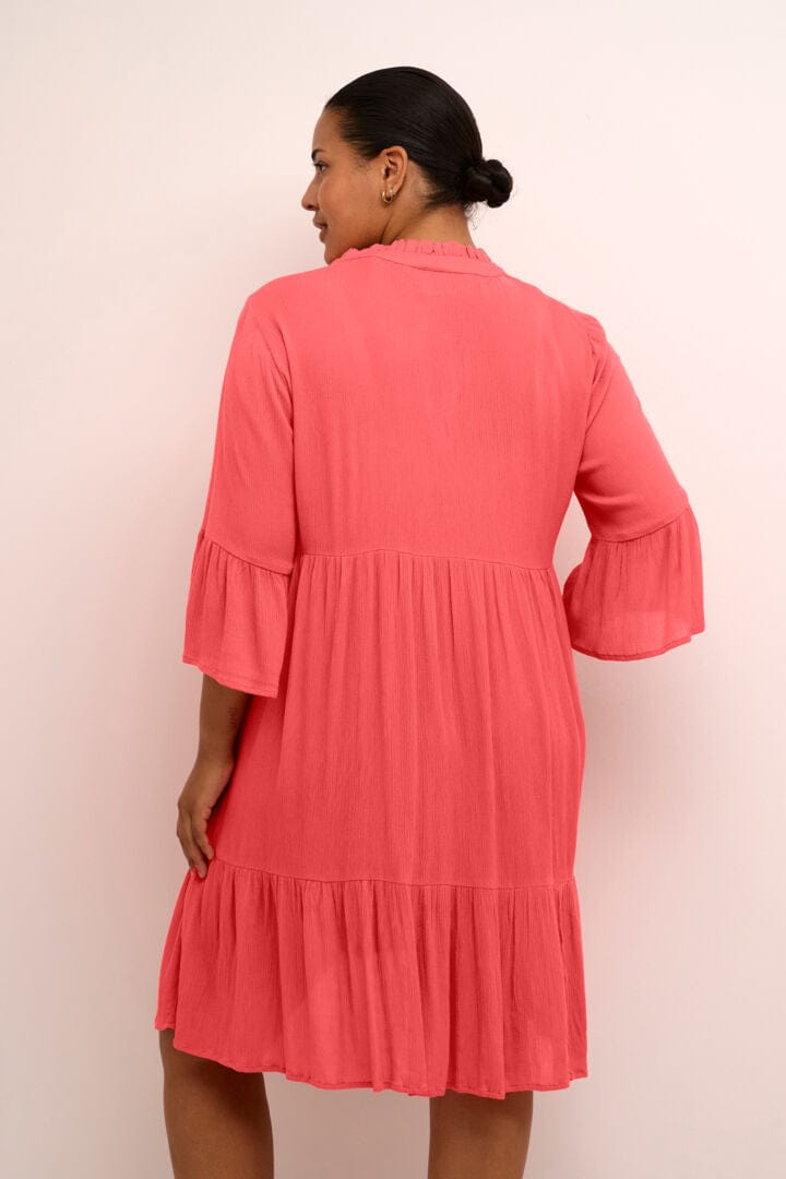 Denne kjolen i fargen Cayenne er en favoritt hos mange med sin flotte passform for kvinner med former. Kjolen fra Kaffe Curve har v-hals, 3/4 lange ermer, rekker til knærne med sin A-form i 100% viskose.