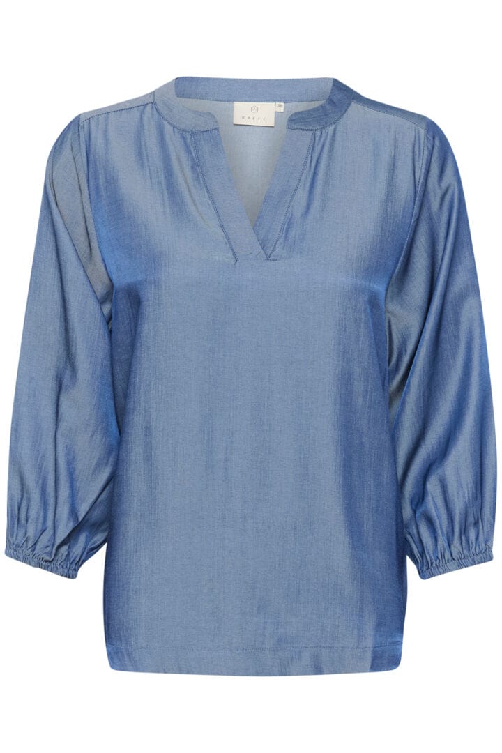 En riktig fin bluse i en lekker blåfarge med en rett fasong fra Kaffe. V-hals og 3/4 lange ermer med strikk. Bruk blusen til både bukser og skjørt og style den opp eller ned etter anledningen. 