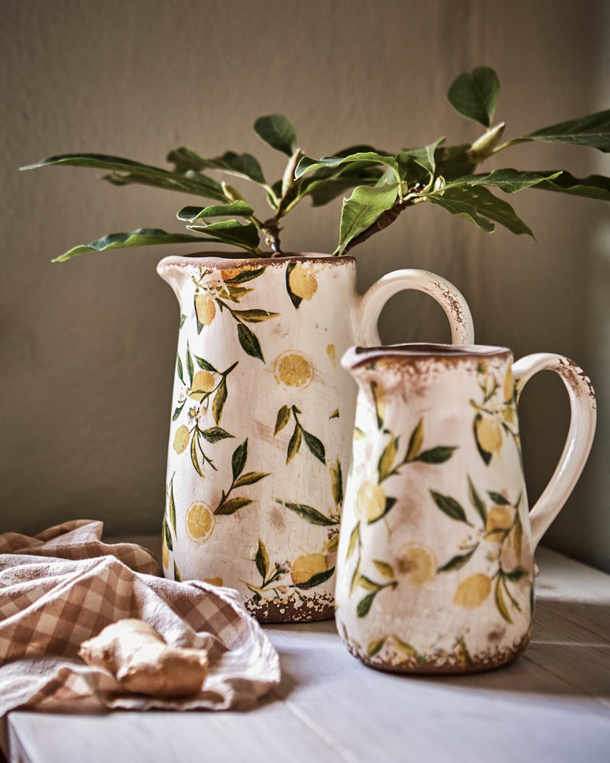 Skjønne vaser i keramikk med hank og et vakkert sitron mønster fra Affari. Bruk vasen til tørkede blomster eller bare som den er for en herlig dekorativ detalj i hjemmet.