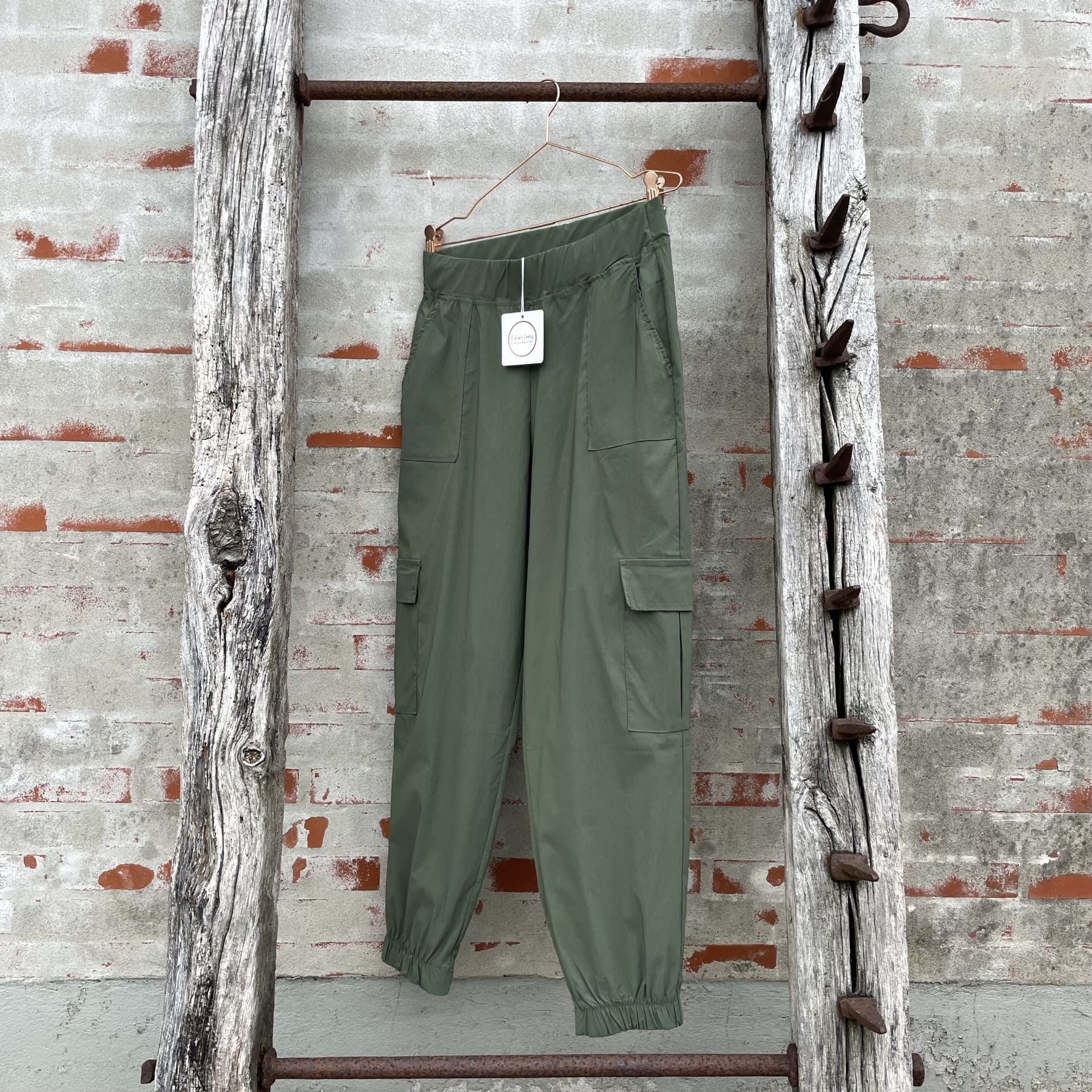 Magi er en helt nydelig bukse på fra Cabana Living i grønn! God stretch med et mykt materiale gjør den til en cargo bukse du kommer bruke mye. Den har strikk i livet og nede som ikke er for stram. 